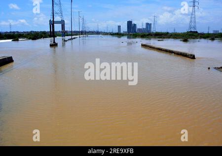 Hyderabad, Pakistan, 26 luglio 2023, veduta della strada statale Korangi Causeway che fu completamente distrutta dopo l'alluvione che scorreva nella fossa di Korangi dopo una pesante discesa della stagione dei monsoni, a Karachi mercoledì 26 luglio 2023. Foto Stock