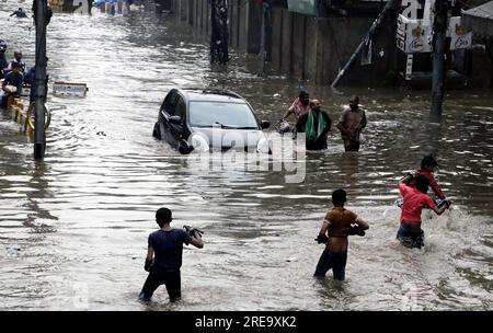 Hyderabad, Pakistan , 26 luglio 2023, i pendolari stanno affrontando difficoltà di trasporto a causa dell'acqua piovana stagnante a causa di un sistema fognario scarso causato dalla pesante discesa della stagione dei monsoni, a Lakshmi Chowk a Lahore mercoledì 26 luglio 2023. Foto Stock