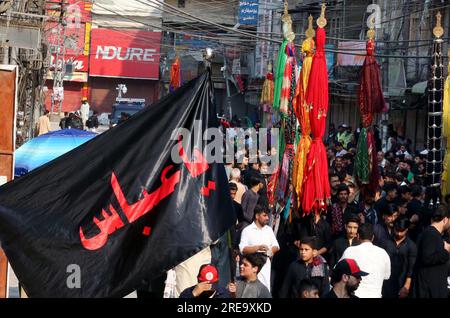 Hyderabad, Pakistan, 26 luglio 2023, i devoti dell'Imam Hussain (A.S) stanno tenendo una processione di lutto religioso in memoria del martirio di Hazrat Imam Hussain (AS), nipote del profeta Mohammad (PBUH), in connessione con il 7° Muharram-ul-Haram, tenutosi al Qissa Khuwani Bazaar a Peshawar mercoledì 26 luglio 2023. Foto Stock