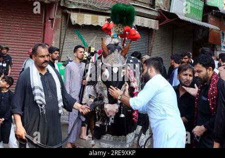 Hyderabad, Pakistan, 26 luglio 2023, i devoti dell'Imam Hussain (A.S) stanno tenendo una processione di lutto religioso in memoria del martirio di Hazrat Imam Hussain (AS), nipote del profeta Mohammad (PBUH), in connessione con il 7° Muharram-ul-Haram, tenutosi al Qissa Khuwani Bazaar a Peshawar mercoledì 26 luglio 2023. Foto Stock