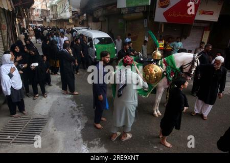 Hyderabad, Pakistan, 26 luglio 2023, i devoti dell'Imam Hussain (A.S) stanno tenendo una processione di lutto religioso in memoria del martirio di Hazrat Imam Hussain (AS), nipote del profeta Mohammad (PBUH), in connessione con il 7° Muharram-ul-Haram, tenutosi al Qissa Khuwani Bazaar a Peshawar mercoledì 26 luglio 2023. Foto Stock