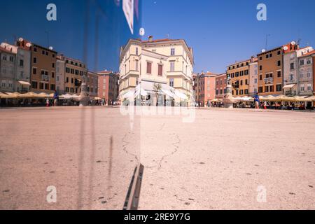 La città di Rovigno, nella regione croata dell'Istria. una bellissima città vecchia direttamente sul mare, con un porto e molte stradine strette. Vecchie case Foto Stock