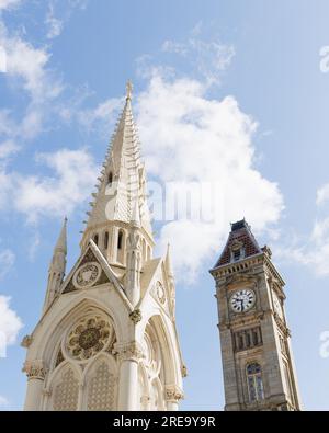 Birmingham, West Midlands, Regno Unito - luglio 2023: Il Chamberlain Memorial bianco e la torre dell'orologio del Birmingham Museum & Art Gallery puntano verso il cielo. Foto Stock