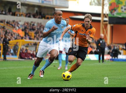 Vincent Kompany del Manchester City e David Edwards del Wolves - Barclays Premier League - Wolverhampton Wanderers / Manchester City 30/10/2010 Foto Stock