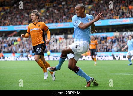 Vincent Kompany del Manchester City e Kevin Doyle del Wolves - Barclays Premier League - Wolverhampton Wanderers / Manchester City 30/10/2010 Foto Stock