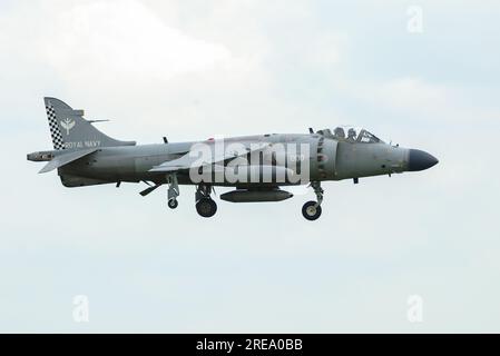 British Aerospace Sea Harrier FA2 atterraggio alla RAF Waddington per l'International Airshow, Regno Unito. Aereo da caccia jet della Royal Navy Foto Stock