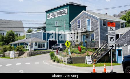 STONINGTON, MAINE, USA - 13 LUGLIO 2023: Vista sulla strada a Stonington con edifici e cielo in estate. Foto Stock