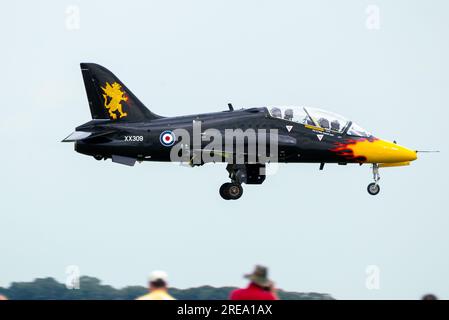 La Royal Air Force espone in solitaria BAe Systems Hawk T1 in uno speciale schema di verniciatura atterrando in un airshow. Aereo da addestramento addestratore britannico RAF Hawk XX309 Foto Stock