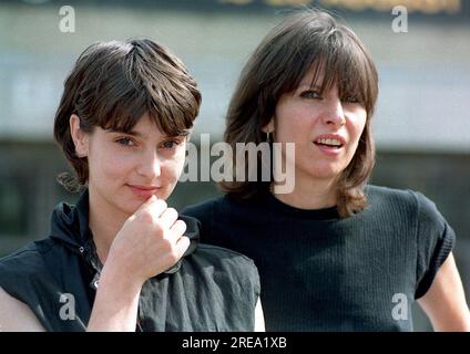 Foto del file datata 22/8/1995 delle cantanti Sinead o'Connor e Chrissie Hynde nel centro di Londra per il lancio nel Regno Unito della quarta Conferenza globale delle Nazioni Unite sulle donne. Il Taoiseach Leo Varadkar ha reso omaggio a o'Connor dopo la sua morte all'età di 56 anni, dicendo: "La sua musica era amata in tutto il mondo e il suo talento era ineguagliabile e senza paragoni". Data di emissione: Mercoledì 26 luglio 2023. Foto Stock