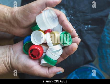 Macro shot verticale di una provetta piena di microplastiche raccolte dalla spiaggia. Concetto di inquinamento idrico e gestione dei rifiuti industriali. Foto Stock