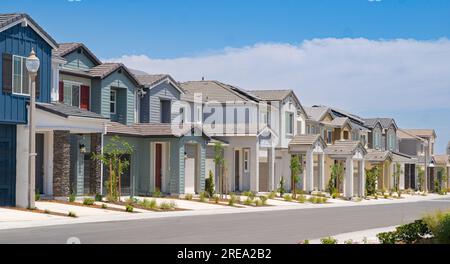 Fila di case suburbane in una strada vuota Foto Stock