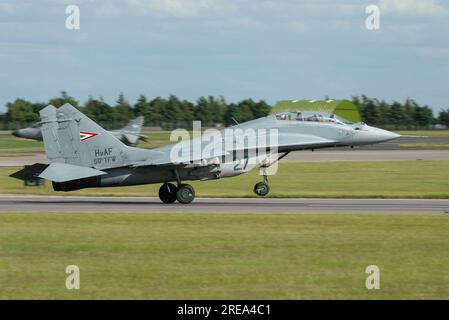 Caccia ungherese Mikoyan-Gurevich MIG-29UB Fulcrum (9-51) numero 27 atterrando a RAF Waddington per l'International Air Show 2005. MiG29 Foto Stock