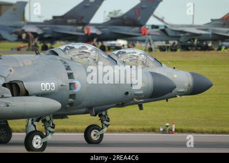 Coppia di aerei da combattimento BAe Sea Harrier FA2 in fila per decollare al RAF Waddington International Airshow 2005, Regno Unito. Harriers Foto Stock