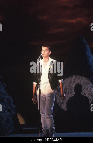 ARCHIVIATO - 16 marzo 1990, Renania settentrionale-Vestfalia, Colonia: La cantante Sinead o'Connor ( Shuhada' Sadaqat ) ad una apparizione televisiva su 16.03.1990 foto: Horst Galuschka/dpa Foto Stock