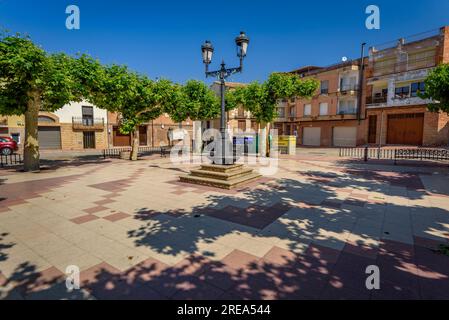 Piazza bassa, a Bovera, in una mattinata di primavera (Les Garrigues, Lleida, Catalogna, Spagna), ESP: Plaza de la bassa de Bovera en una mañana de primavera Foto Stock