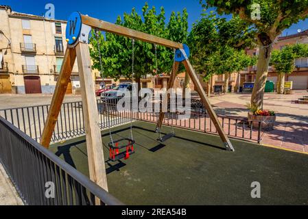 Piazza bassa, a Bovera, in una mattinata di primavera (Les Garrigues, Lleida, Catalogna, Spagna), ESP: Plaza de la bassa de Bovera en una mañana de primavera Foto Stock