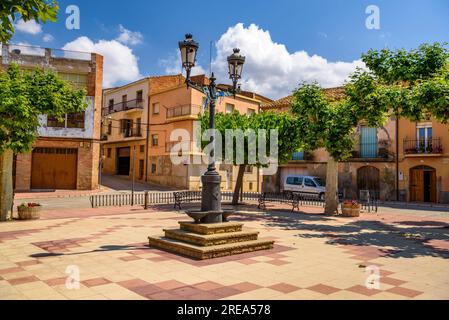 Piazza bassa, a Bovera, in una mattinata di primavera (Les Garrigues, Lleida, Catalogna, Spagna), ESP: Plaza de la bassa de Bovera en una mañana de primavera Foto Stock