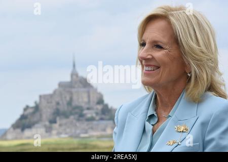 Mont Saint Michel, Francia. 26 luglio 2023. La First Lady Jill Biden DEGLI STATI UNITI arriva a le Mont-Saint-Michel, un sito patrimonio dell'umanità nella Francia nord-occidentale, per sottolineare l'importanza di preservare i siti del patrimonio culturale di tutto il mondo il 26 luglio 2023. Jill Biden ha fatto la sua prima visita ufficiale in Francia da quando suo marito è diventato presidente degli Stati Uniti, per celebrare il ritorno degli Stati Uniti all'UNESCO. Foto di Franck Castel/ABACAPRESS.COM Credit: Abaca Press/Alamy Live News Foto Stock