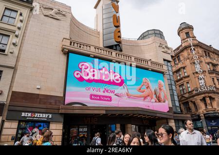 Film Barbie al cinema Odeon e Vue a Leicester Square Londra luglio 2023, pubblicità su grande schermo Foto Stock