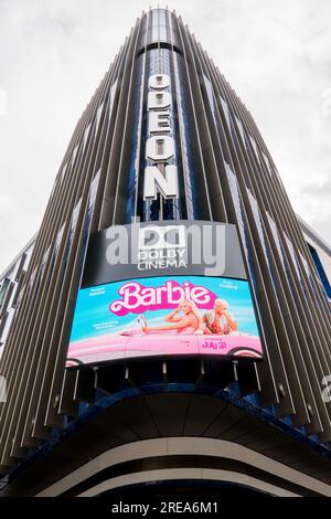 Film Barbie al cinema Odeon e Vue a Leicester Square Londra luglio 2023, pubblicità su grande schermo Foto Stock