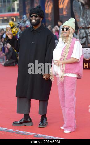 Foto deve essere accreditata ©Alpha Press 078237 07/06/2023 Tobe Nwigwe e la moglie Martica Fat Nwigwe con il bambino Chikodili Ejikemeuwa al Transformers Rise of the Beasts European Premiere a Londra. Foto Stock