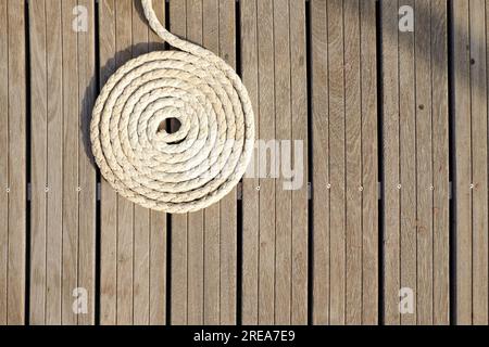 Una spirale di linea ordinatamente arrotolata con spazio per il testo. Foto Stock
