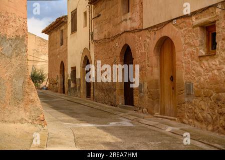 Dettagli del villaggio di Bovera in un pomeriggio primaverile (Les Garrigues, Lleida, Catalogna, Spagna) ESP: Detalles del pueblo de Bovera (Lérida, España) Foto Stock