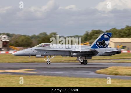 Finnish Air Force F/A-18C Hornet atterra dopo la sua routine di esposizione al Royal International Air Tattoo 2023. Foto Stock