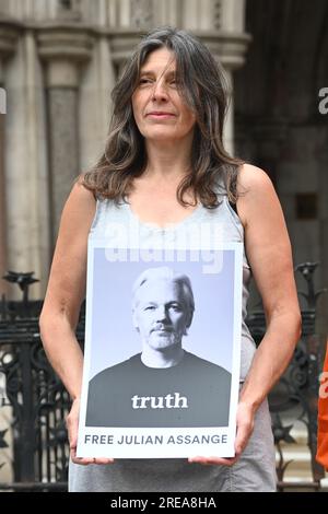 Royal Courts of Justice, Londra, Regno Unito. 26 luglio 2023. I manifestanti che indossano difficili giacche arancioni della prigione degli Stati Uniti stanno manifestando davanti alla Corte reale di giustizia di Londra, Regno Unito, chiedendo trasparenza sulla data dell'appello di Julian Assange di un'udienza di estradizione. Credito: Vedere li/Picture Capital/Alamy Live News Foto Stock