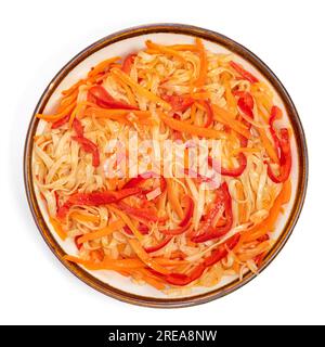 Spaghetti Udon con teriyaki di pollo, verdure e semi di sesamo. Cucina asiatica. Piatto su sfondo bianco. Foto Stock