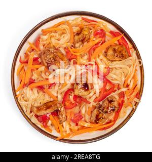 Spaghetti Udon con teriyaki di pollo, verdure e semi di sesamo. Cucina asiatica. Piatto su sfondo bianco. Foto Stock