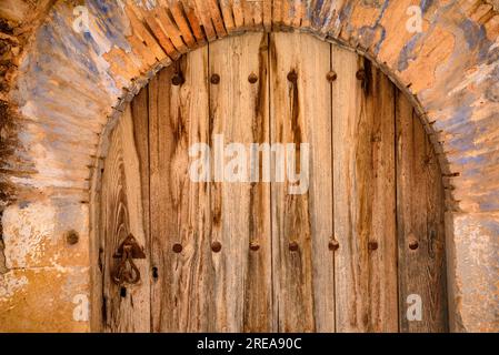 Vecchia porta di legno di una casa a Bovera (Les Garrigues, Lleida, Catalogna, Spagna) ESP: Puerta antigua de madera de una casa en Bovera (Lérida, España) Foto Stock