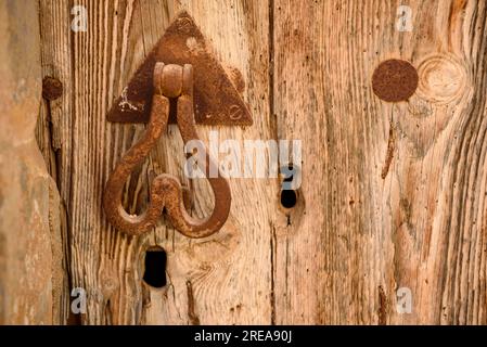 Vecchia porta di legno di una casa a Bovera (Les Garrigues, Lleida, Catalogna, Spagna) ESP: Puerta antigua de madera de una casa en Bovera (Lérida, España) Foto Stock