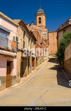 Via e chiesa di San Giuseppe, a Bovera, in una mattina di primavera (Les Garrigues, Lleida, Catalogna, Spagna) ESP: Calle e iglesia de Bovera (Lérida) Foto Stock