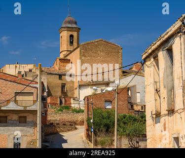 Via e chiesa di San Giuseppe, a Bovera, in una mattina di primavera (Les Garrigues, Lleida, Catalogna, Spagna) ESP: Calle e iglesia de Bovera (Lérida) Foto Stock