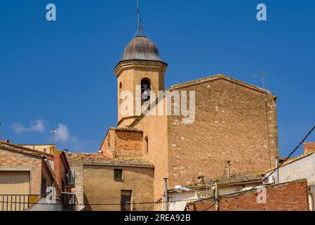 Via e chiesa di San Giuseppe, a Bovera, in una mattina di primavera (Les Garrigues, Lleida, Catalogna, Spagna) ESP: Calle e iglesia de Bovera (Lérida) Foto Stock