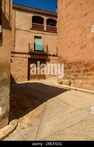 Via della città di Bovera in primavera (Les Garrigues, Lleida, Catalogna, Spagna) ESP: Calle del pueblo de Bovera en una mañana de primavera Foto Stock