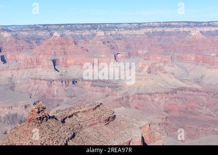 Vista del Grand Canyon meridionale affacciata a nord con nuvole di luce in una vivace giornata invernale in Arizona Foto Stock