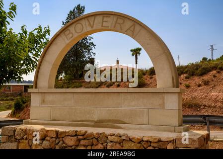 Arch di benvenuto all'ingresso della città di Bovera, all'inizio della regione di Les Garrigues (Lleida, Catalogna, Spagna). Esempio: Arco de bienvenida Bovera Foto Stock