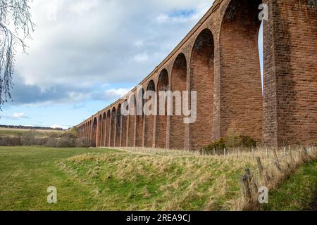 Viadotto ferroviario di Culloden sulla Highland Main Line progettato da Murdoch Paterson Foto Stock