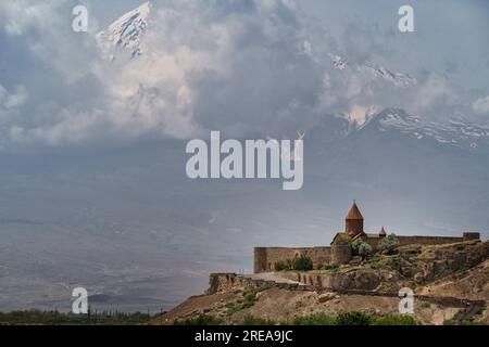 Khor Virap, Armenia 28 maggio 2023: Il famoso monastero di Khor Virap in Armenia e il monte Ararat sullo sfondo, si trova sul territorio di tu Foto Stock