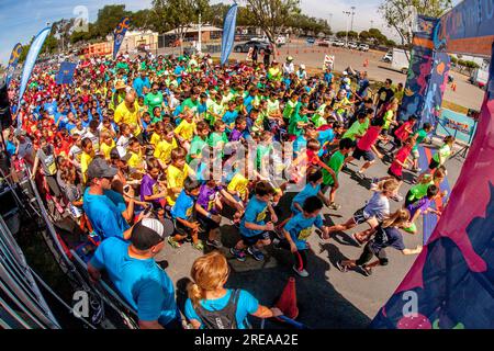 Costa Mesa, California, USA. 5 maggio 2018. I corridori multirazziali abbandonano la linea di partenza mentre la gara inizia in un evento comunitario a Costa Mesa, CALIFORNIA. (Immagine di credito: © Spencer Grant/ZUMA Press Wire) SOLO USO EDITORIALE! Non per USO commerciale! Foto Stock