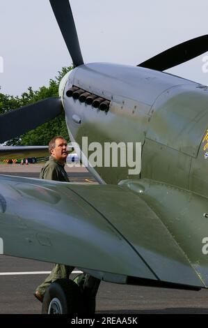 Il pilota Nigel Lamb si prepara al volo con l'aereo da caccia della seconda guerra mondiale Supermarine Spitfire IX MH434 a Biggin Hill, Kent, Regno Unito. Controlli pre-volo Foto Stock