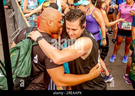 Costa Mesa, California, USA. 5 agosto 2018. Un corridore riceve un abbraccio incoraggiante da un visitatore alla linea di partenza di una gara di calcio a Costa Mesa, CALIFORNIA. (Immagine di credito: © Spencer Grant/ZUMA Press Wire) SOLO USO EDITORIALE! Non per USO commerciale! Foto Stock