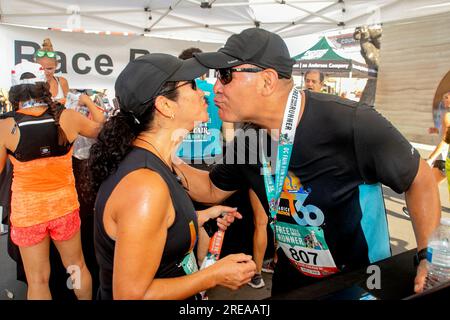 Costa Mesa, California, USA. 5 agosto 2018. Dopo aver controllato i loro tempi di esecuzione alla conclusione di una gara di equità a Costa Mesa, CA, una coppia condivide un bacio di congratulazioni. (Immagine di credito: © Spencer Grant/ZUMA Press Wire) SOLO USO EDITORIALE! Non per USO commerciale! Foto Stock