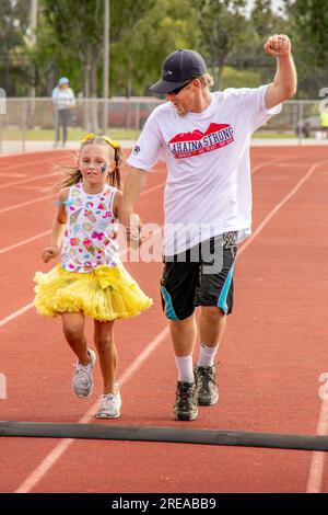 Costa Mesa, California, USA. 23 settembre 2018. Una bambina di 9 anni viene incoraggiata da suo padre mentre oltrepassa il traguardo di una gara di calcio in uno stadio di Costa Mesa, CALIFORNIA. (Immagine di credito: © Spencer Grant/ZUMA Press Wire) SOLO USO EDITORIALE! Non per USO commerciale! Foto Stock