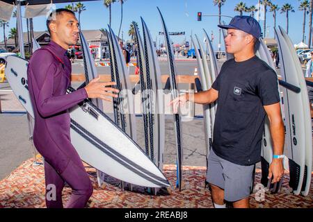 Huntington Beach, California, USA. 15 settembre 2018. Un surfista in muta umida discute i punti più belli del suo sport con un venditore di tavole da surf in una mostra all'aperto presso il famoso molo di Huntington Beach, CALIFORNIA. (Immagine di credito: © Spencer Grant/ZUMA Press Wire) SOLO USO EDITORIALE! Non per USO commerciale! Foto Stock