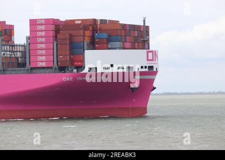 il naso di una grande nave container in mare primo piano Foto Stock