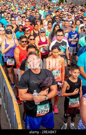 Costa Mesa, California, USA. 5 agosto 2018. Preparandosi a una gara su pista a Costa Mesa, CA, i corridori mostrano una serie di emozioni durante il canto dell'inno nazionale. (Immagine di credito: © Spencer Grant/ZUMA Press Wire) SOLO USO EDITORIALE! Non per USO commerciale! Foto Stock