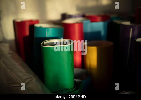 Carta colorata. Rotoli di pellicola. Carta adesiva per lavori decorativi. Materiale creativo. Foto Stock